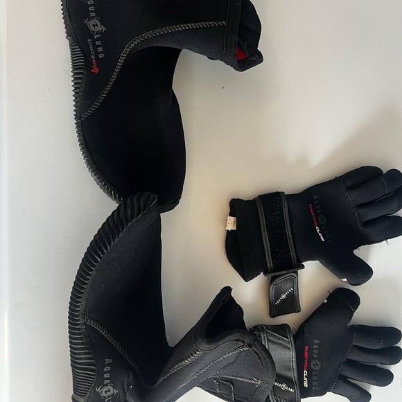 Aqua Lung Black Dive Boots and 2 PAIRSGloves Set - Picture 2 of 10